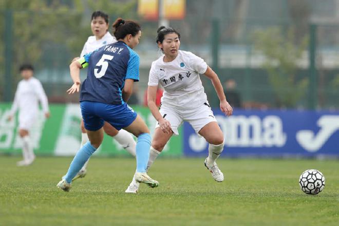 包含中国女足比赛中展现出坚韧不拔的精神风貌的词条